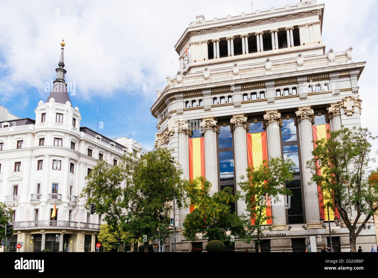 De grands drapeaux espagnols sont accrochés au bâtiment de l'Instituto Cervantes. Edificio de Las Cariátides, Caryatide Building, est un bâtiment de la capitale espagnole de Banque D'Images