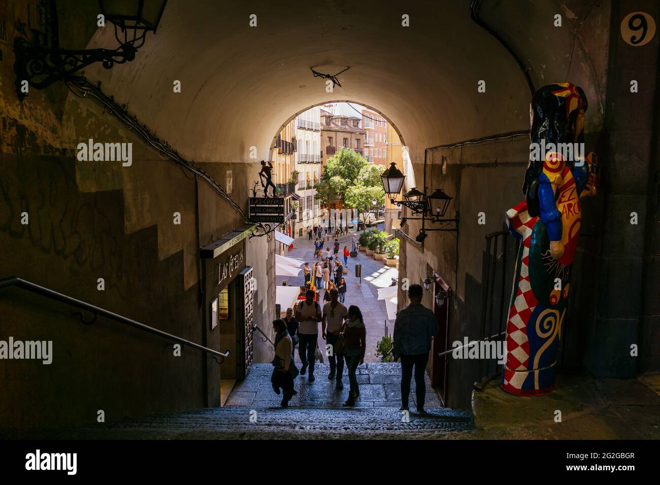 L'Arco de Cuchilleros est l'une des dix entrées de la Plaza Mayor à Madrid, située dans le coin sud-ouest de la place. La Plaza Mayor, main Banque D'Images