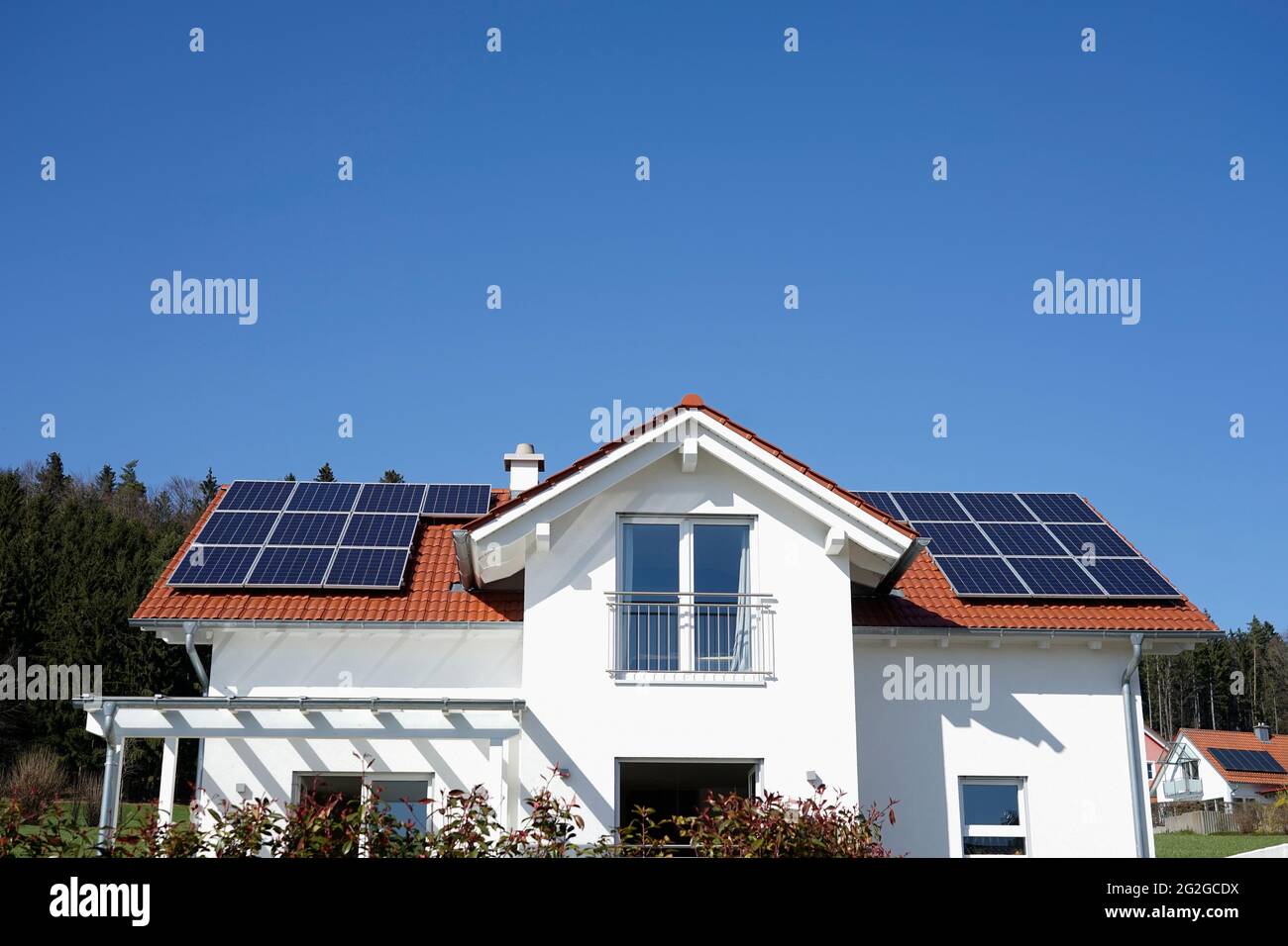 Allemagne, Bavière, haute-Bavière, Burghausen, maison unifamiliale, toit avec système photovoltaïque Banque D'Images