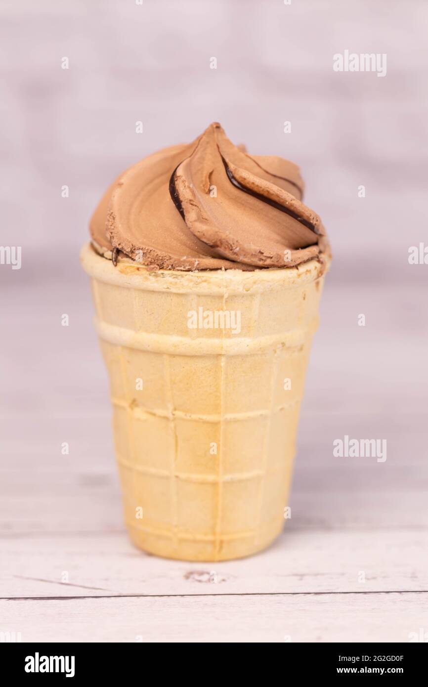 Délicieuse glace au chocolat dans une tasse à gaufres croustillantes. Dessert Banque D'Images