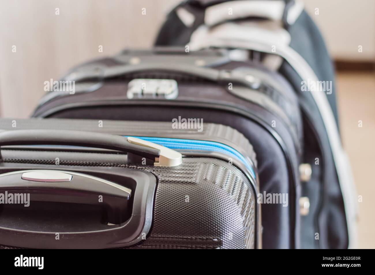 gros plan des valises noires l'une après l'autre Banque D'Images