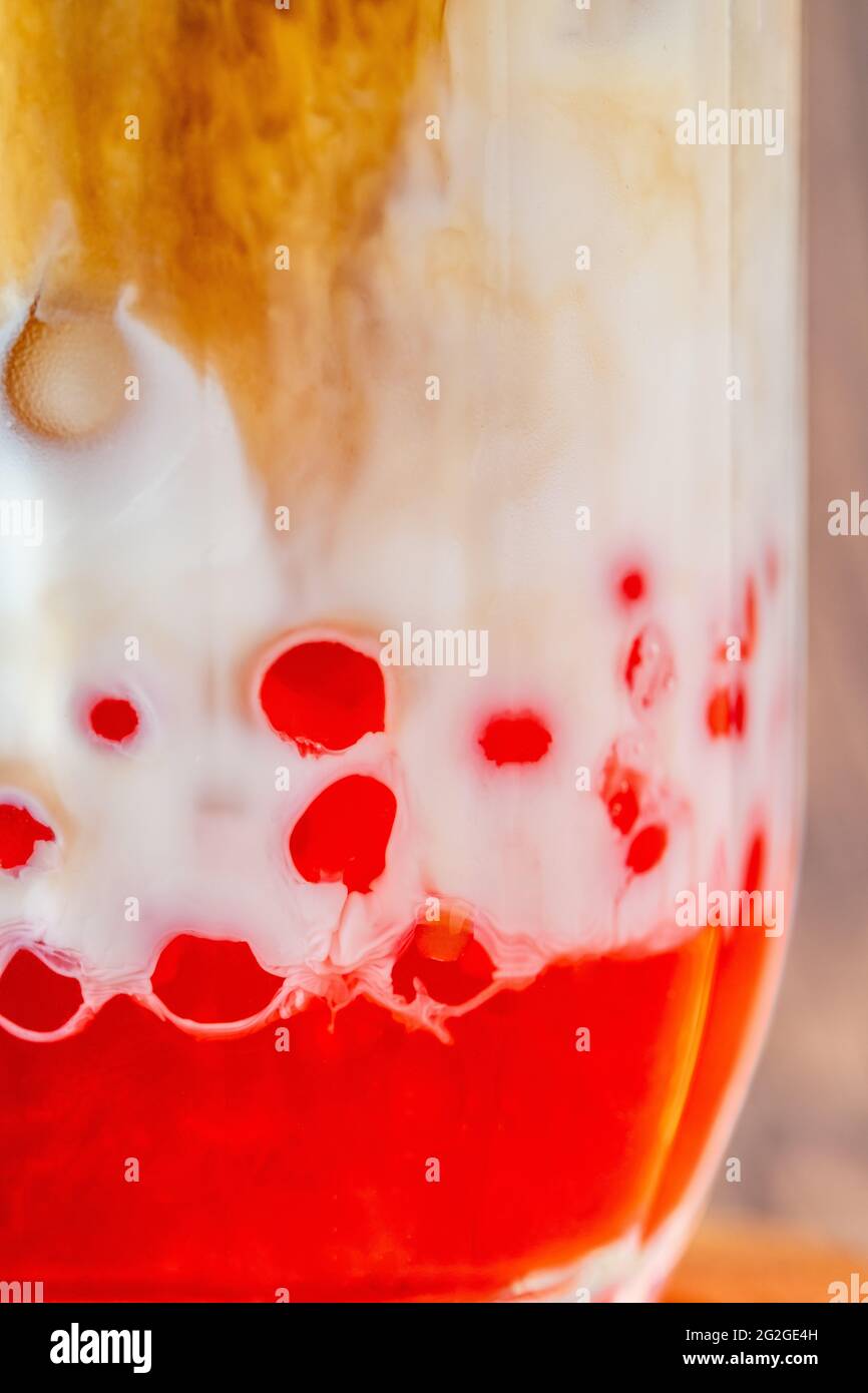 Une rangée de verres à thé à bulles de boba frais sur fond de bois. Banque D'Images