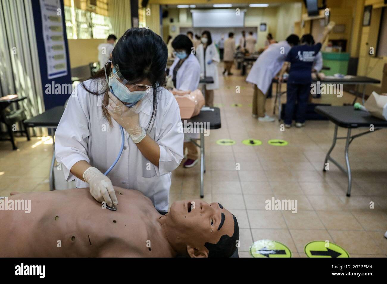 Manille, Philippines. 10 juin 2021. Les étudiants en médecine effectuent un exercice de compétences cliniques sur un mannequin électronique lors d'un cours en face à face à l'Université de Santo Tomas. L'université a commencé ses classes limitées en face à face après que le gouvernement a autorisé la reprise de la formation pratique et des cours de laboratoire dans les campus tout en observant les protocoles de santé pour prévenir la propagation de la maladie du coronavirus. Banque D'Images