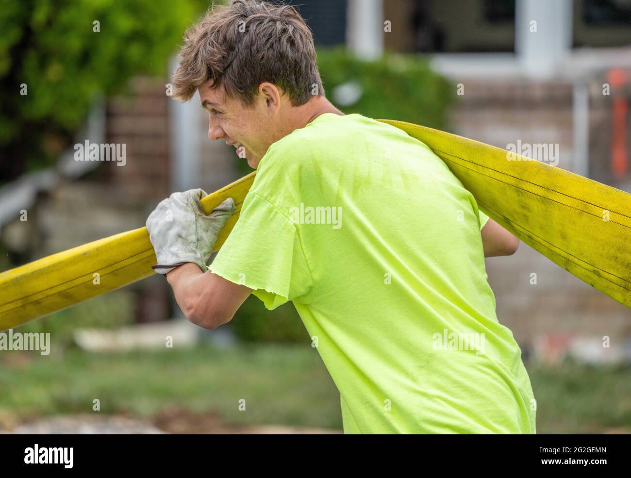 Eagleville, Pennsylvanie, États-Unis. 11 juin 2021. Les pompiers collectent des tuyaux vendredi après que trois maisons ont été détruites au cours d'une explosion jeudi après qu'un résident a tiré une arme sur un agent d'application de la loi. Selon le chef de la police du canton de Providence, Michael Jackson, l'agent faisait le suivi d'une plainte de palissade dans une maison d'affilée à Eagleville, en Pennsylvanie. L'agent a réussi à s'éloigner en toute sécurité, mais comme le résident s'est retiré dans sa maison, une série d'explosions ont été entendues par les voisins. Crédit : ZUMA Press, Inc./Alay Live News Banque D'Images