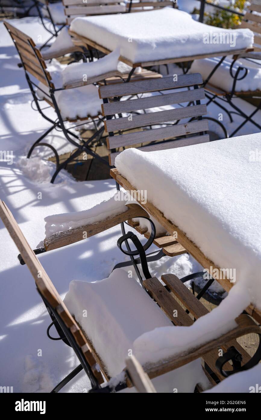 Jardin de bière recouvert de neige en Bavière Banque D'Images