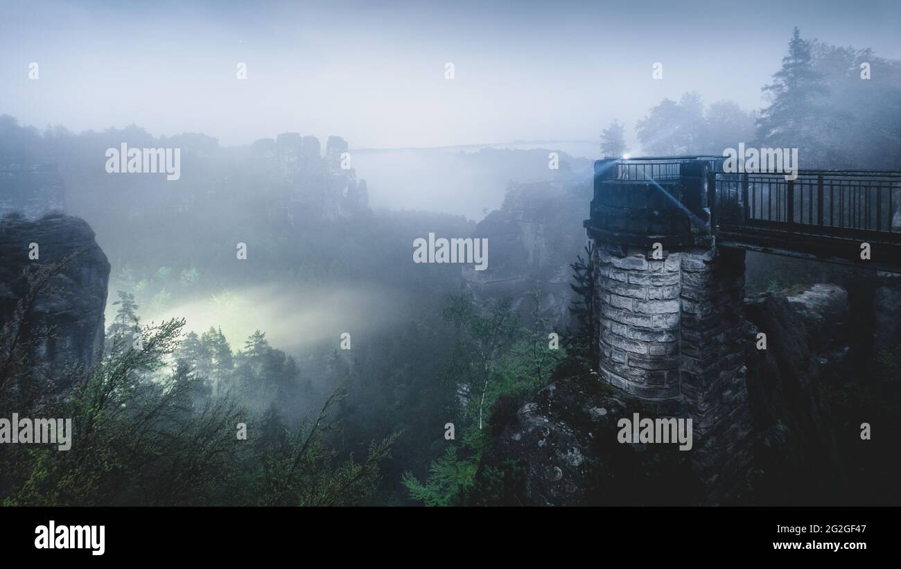 Vue nocturne depuis le pont Bastei dans les montagnes de grès Misty Elbe. Banque D'Images