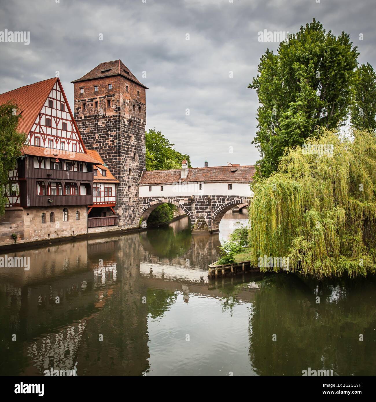 Nuremberg en Allemagne le jour nuageux de l'automne. Paysage avec pont Maxbrucke et tour Henkerturm Banque D'Images