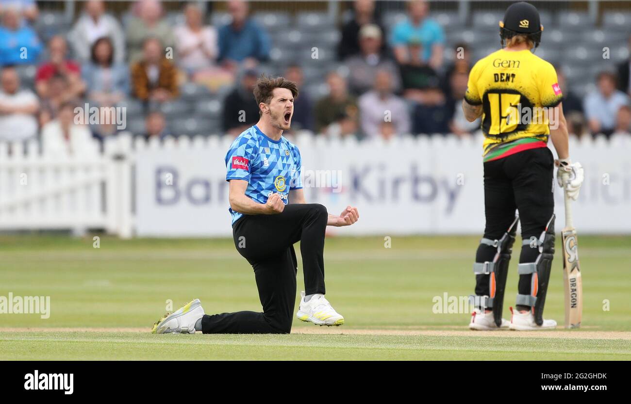 George Garton, de Sussex Sharks, célèbre le cricket de Miles Hammond, dans le Gloucestershire, lors du match Vitality T20 au Bristol County Ground, à Bristol. Date de la photo: Vendredi 11 juin 2021. Banque D'Images