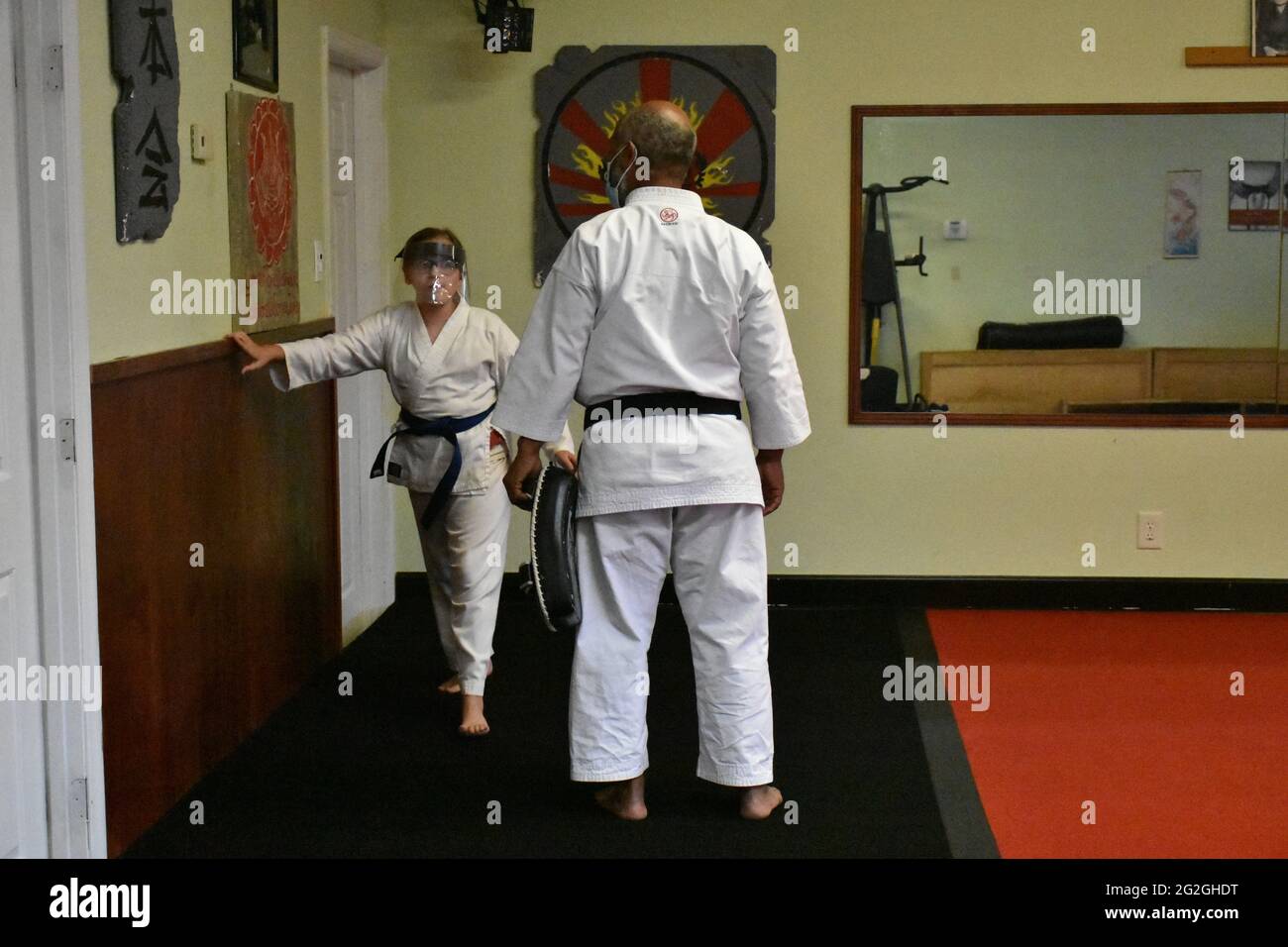 Cette action photo est de ma fille dans sa classe de karaté. Le karaté est un art martial qui met l'accent sur l'auto-discipline et d'aptitude. Banque D'Images