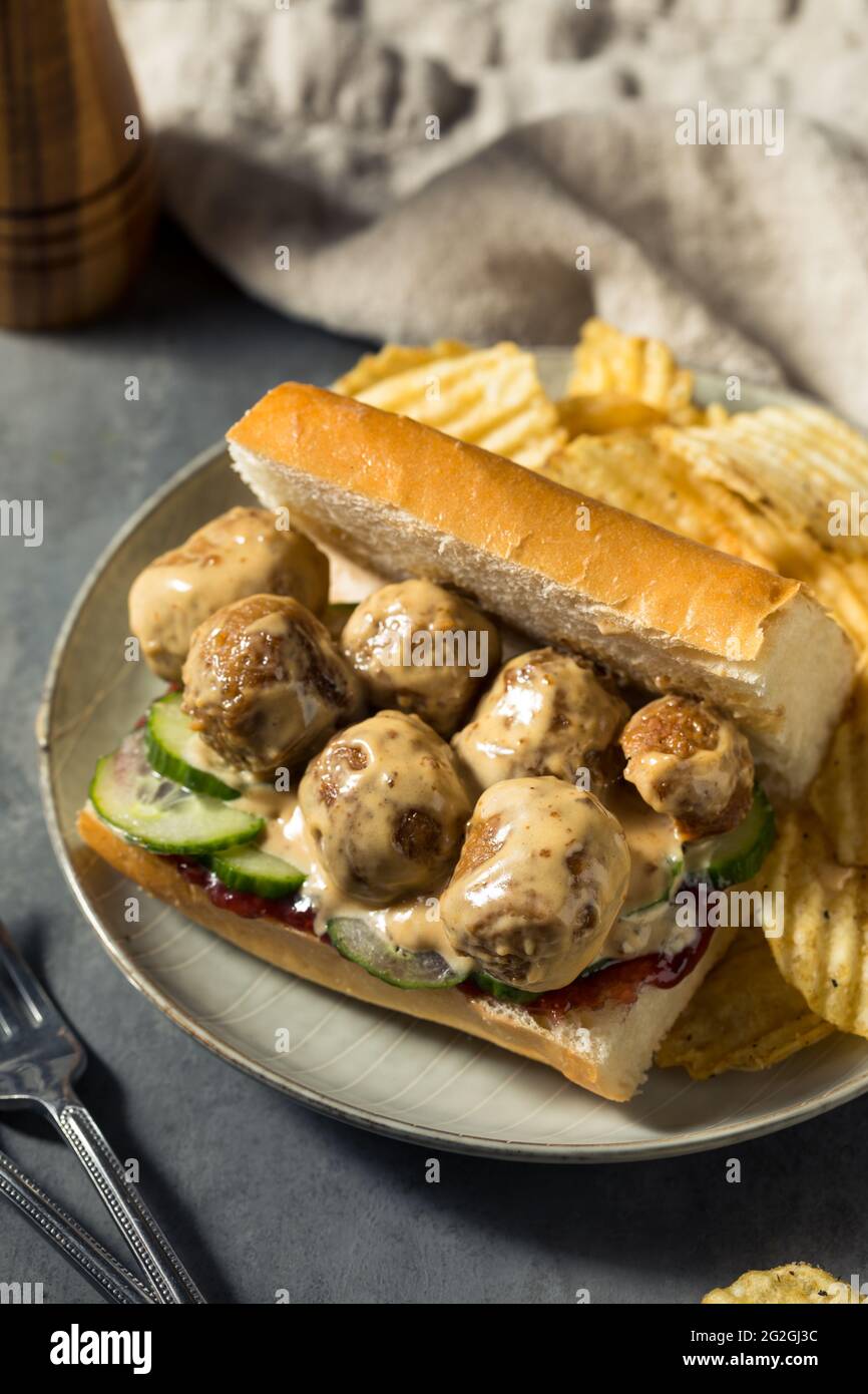 Sandwich suédois Meatball avec concombre et confiture de baies de Lingonberry Banque D'Images