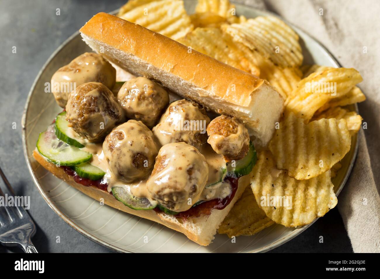 Sandwich suédois Meatball avec concombre et confiture de baies de Lingonberry Banque D'Images