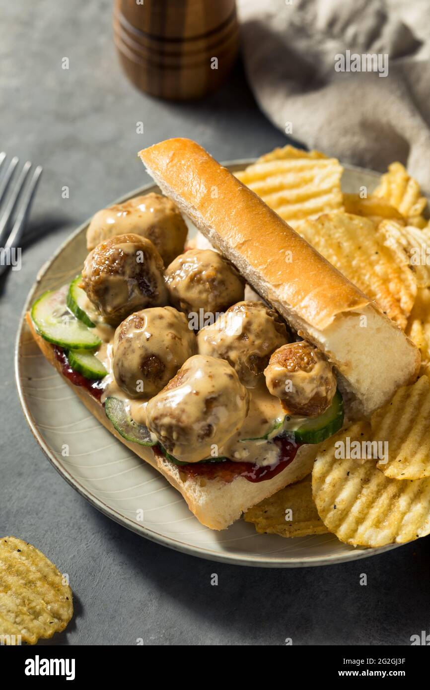 Sandwich suédois Meatball avec concombre et confiture de baies de Lingonberry Banque D'Images