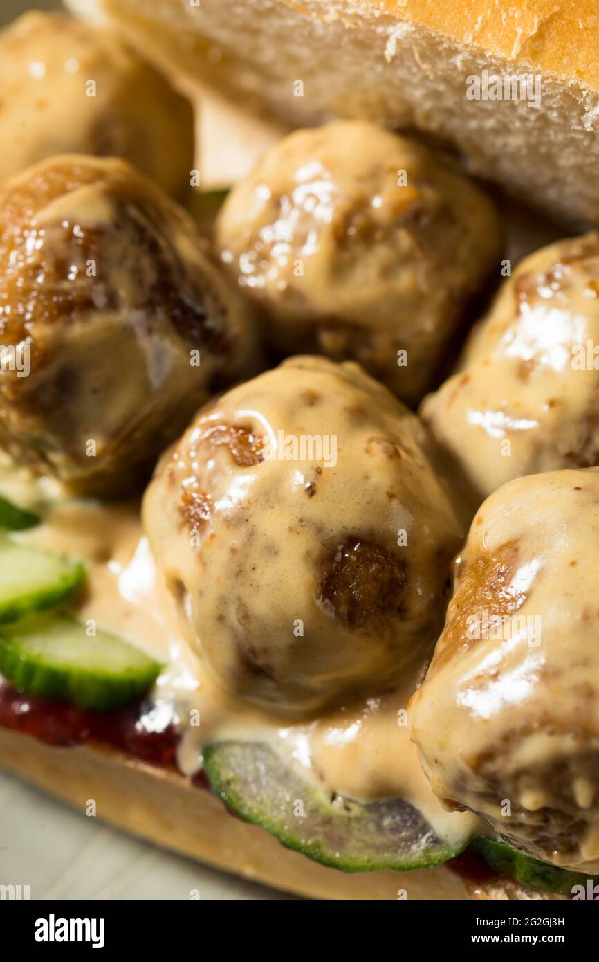 Sandwich suédois Meatball avec concombre et confiture de baies de Lingonberry Banque D'Images