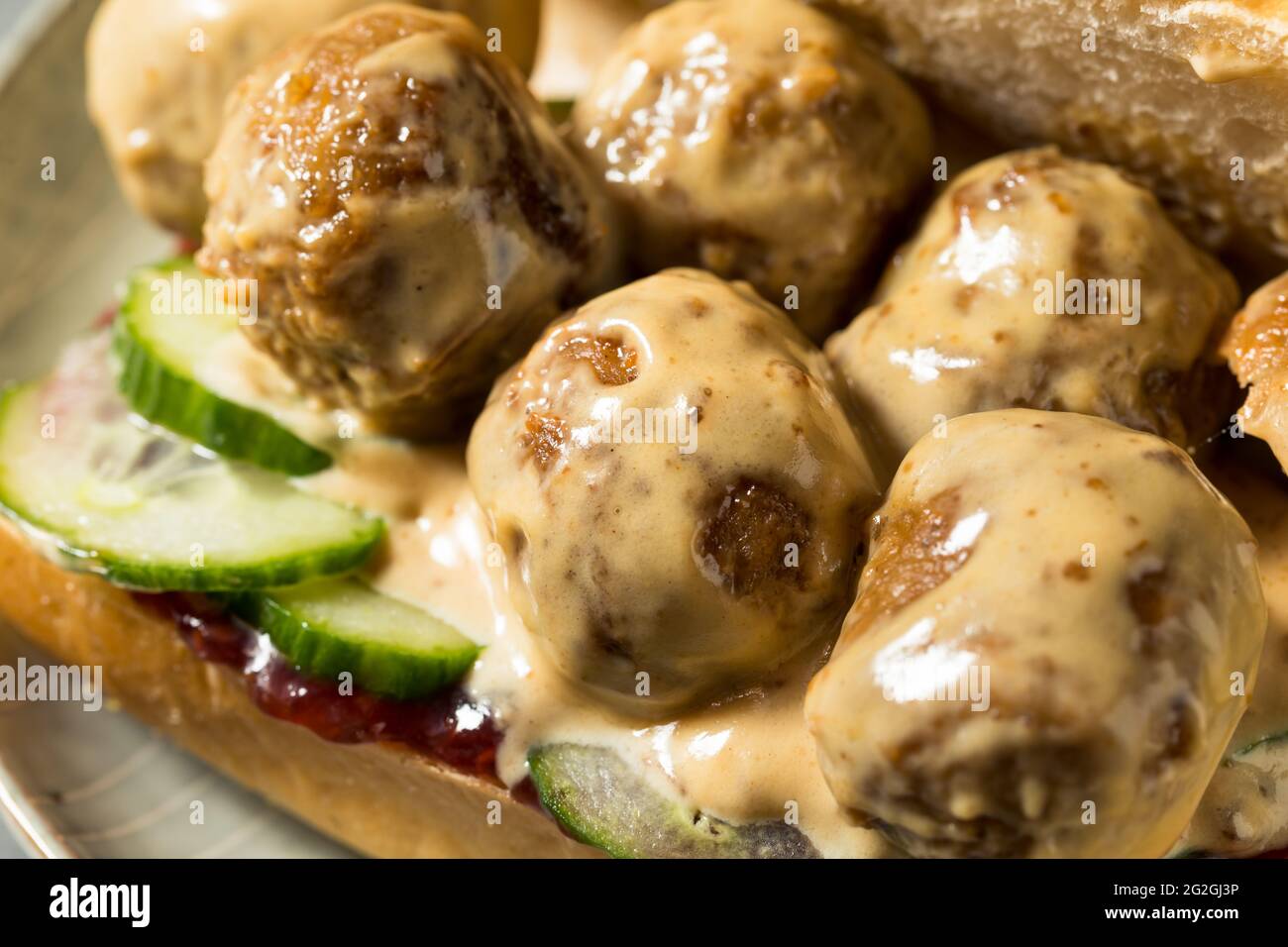 Sandwich suédois Meatball avec concombre et confiture de baies de Lingonberry Banque D'Images