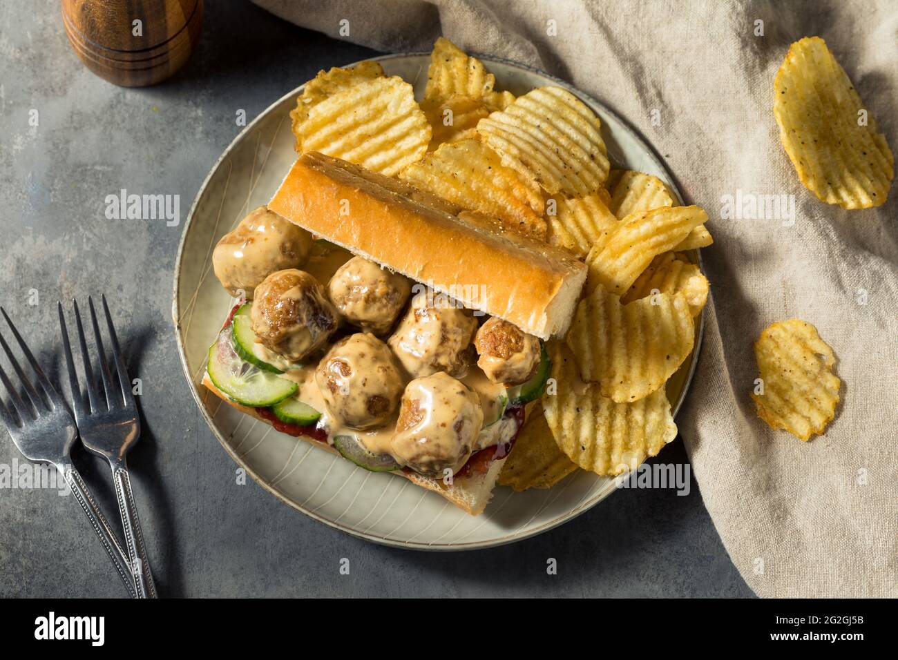 Sandwich suédois Meatball avec concombre et confiture de baies de Lingonberry Banque D'Images