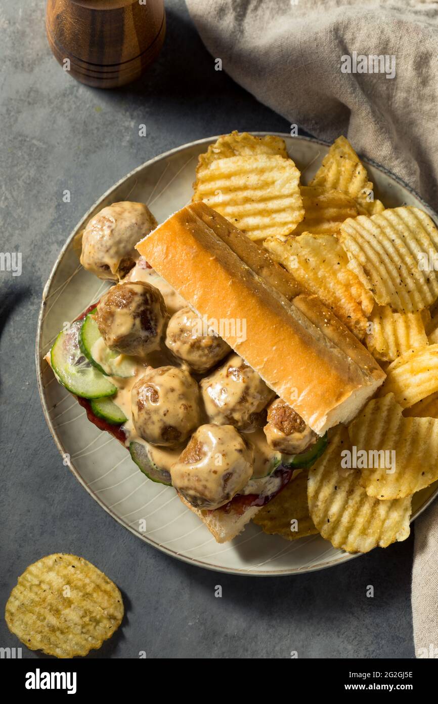 Sandwich suédois Meatball avec concombre et confiture de baies de Lingonberry Banque D'Images