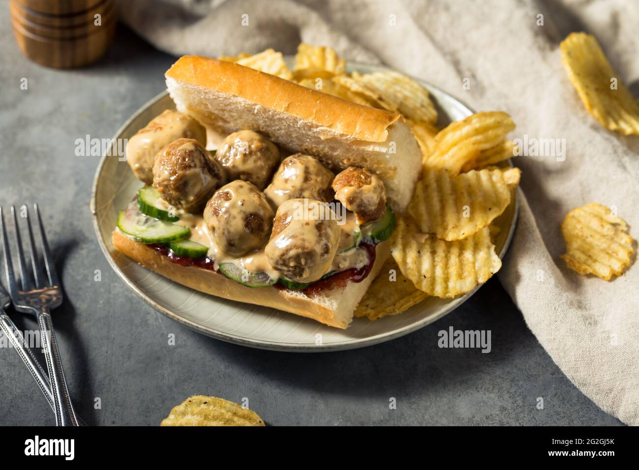 Sandwich suédois Meatball avec concombre et confiture de baies de Lingonberry Banque D'Images