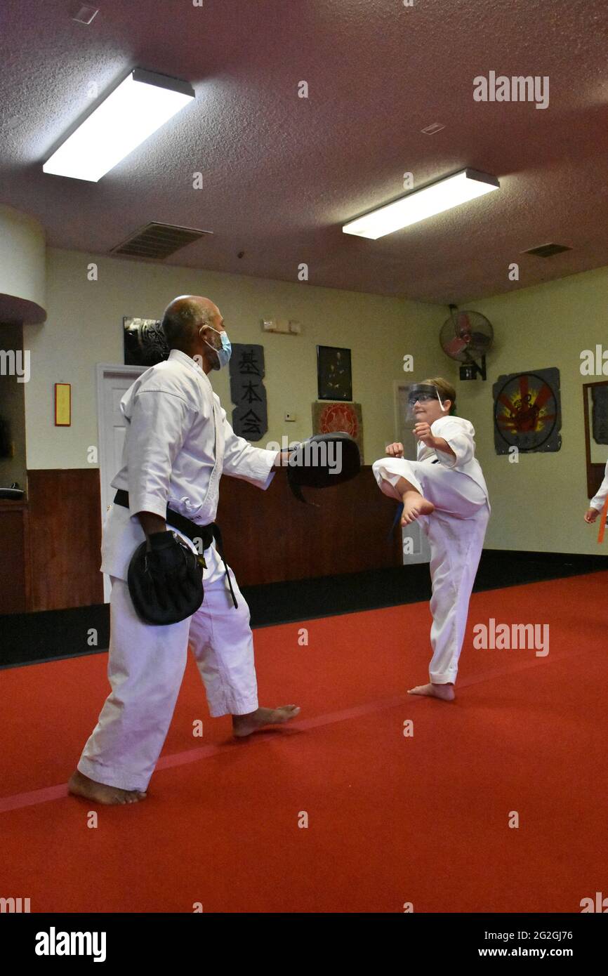 Cette action photo est de ma fille dans sa classe de karaté. Le karaté est un art martial qui met l'accent sur l'auto-discipline et d'aptitude. Banque D'Images