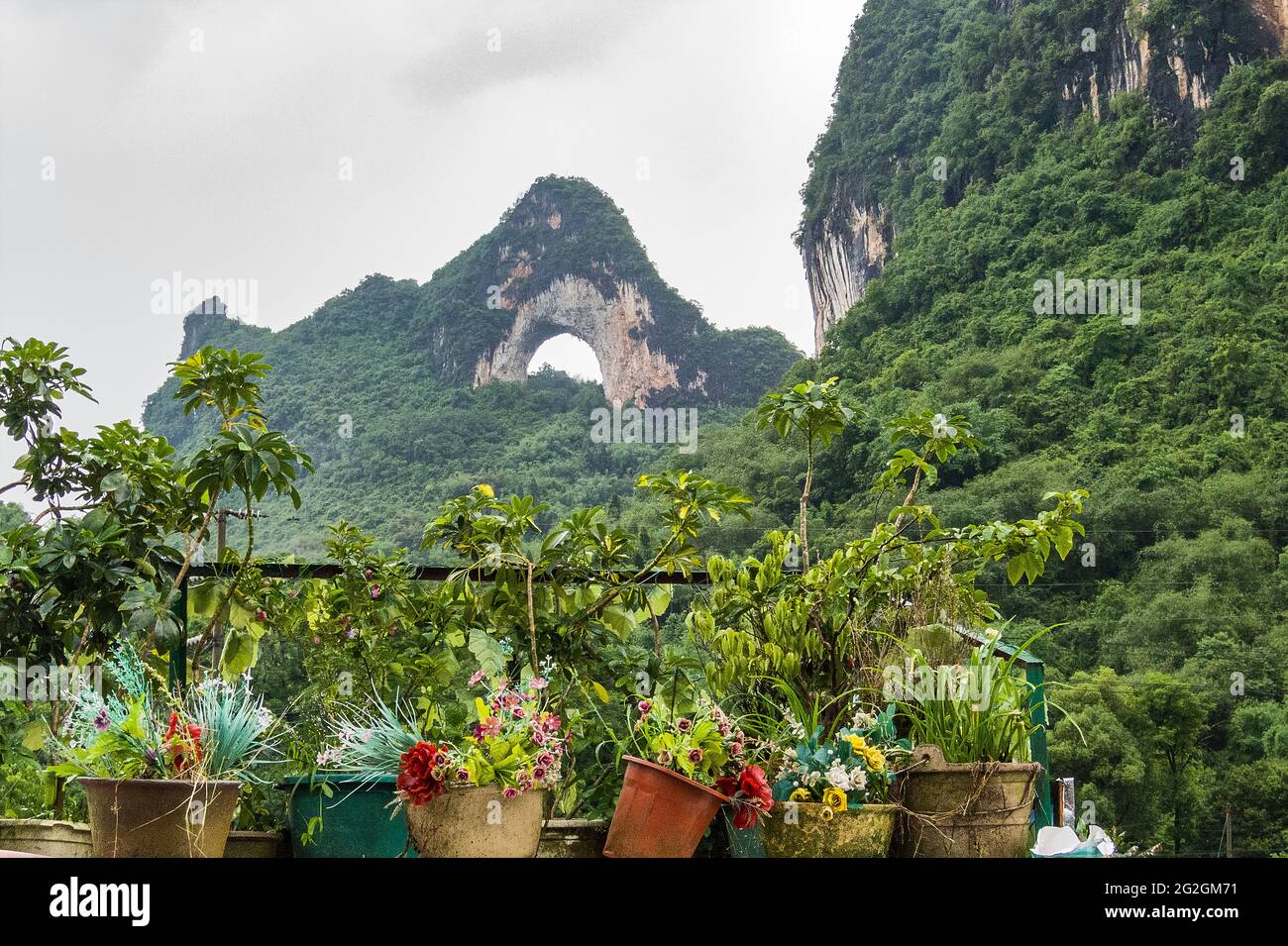 La célèbre colline voûtée de la Lune dans le paysage karstique de Yangshuo, Guilin, Chine Banque D'Images