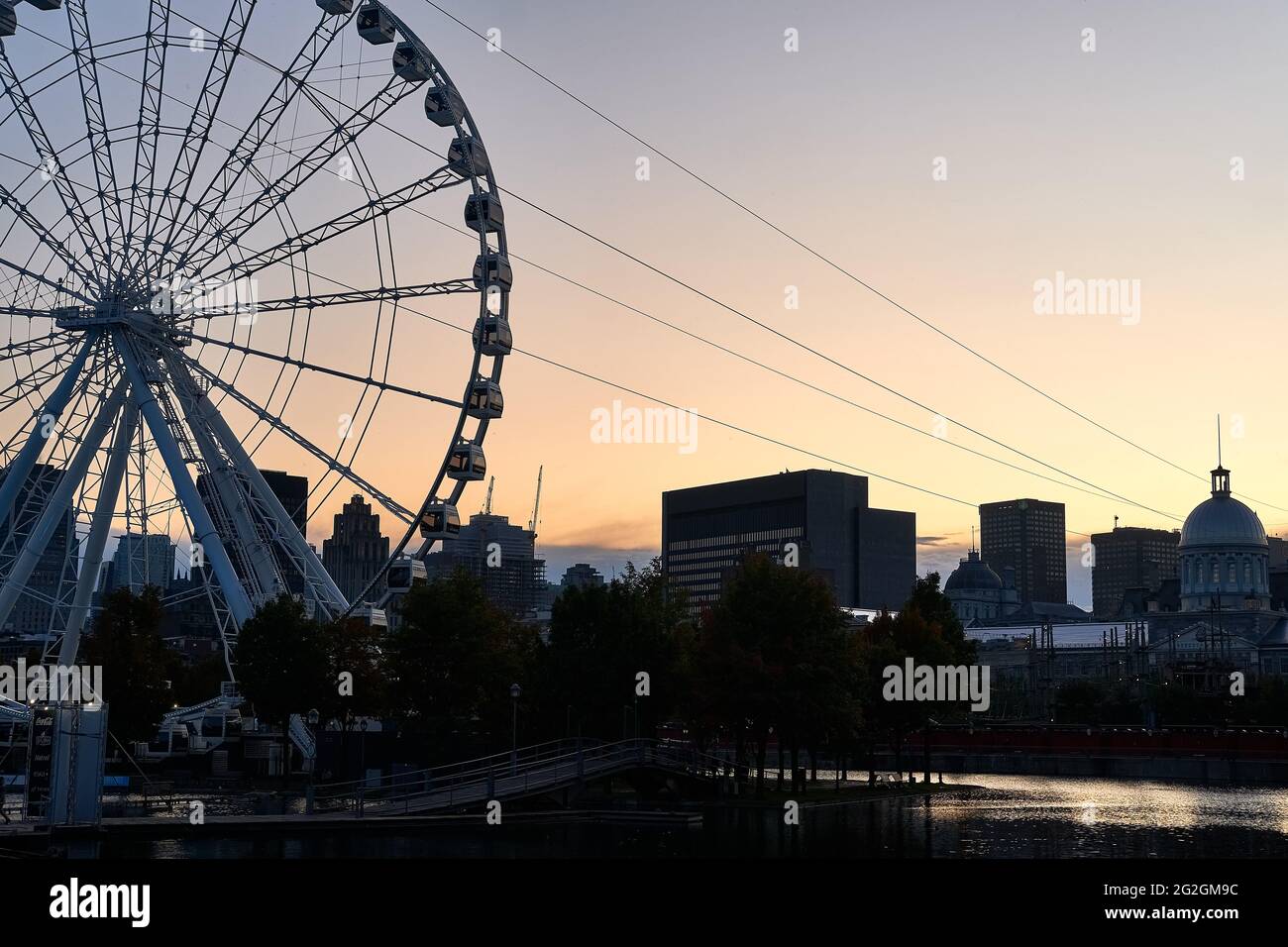Vue sur la Grande roue de Montréal au coucher du soleil au Vieux-Port de Montréal, Québec, Canada Banque D'Images