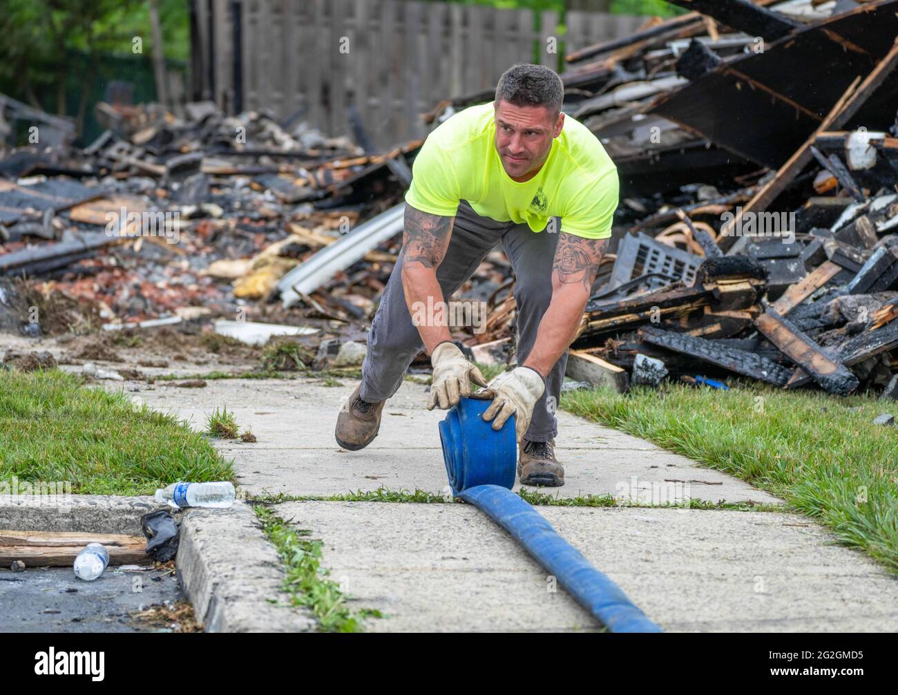 Eagleville, Pennsylvanie, États-Unis. 11 juin 2021. Les pompiers collectent des tuyaux vendredi après que trois maisons ont été détruites au cours d'une explosion jeudi après qu'un résident a tiré une arme sur un agent d'application de la loi. Selon le chef de la police du canton de Providence, Michael Jackson, l'agent faisait le suivi d'une plainte de palissade dans une maison d'affilée à Eagleville, en Pennsylvanie. L'agent a réussi à s'éloigner en toute sécurité, mais comme le résident s'est retiré dans sa maison, une série d'explosions ont été entendues par les voisins. Crédit : ZUMA Press, Inc./Alay Live News Banque D'Images