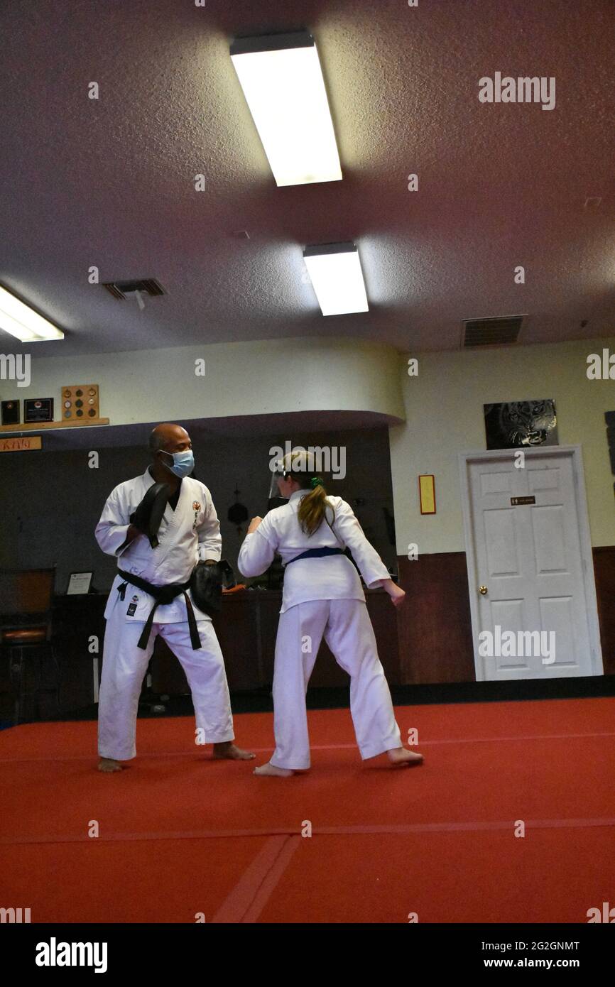 Cette action photo est de ma fille dans sa classe de karaté. Le karaté est un art martial qui met l'accent sur l'auto-discipline et d'aptitude. Banque D'Images