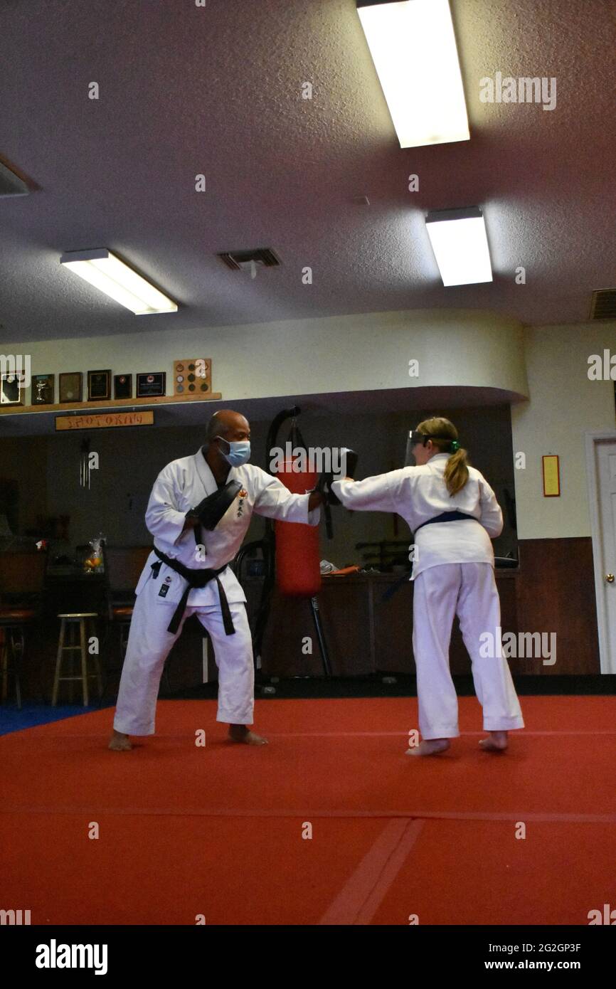 Cette action photo est de ma fille dans sa classe de karaté. Le karaté est un art martial qui met l'accent sur l'auto-discipline et d'aptitude. Banque D'Images