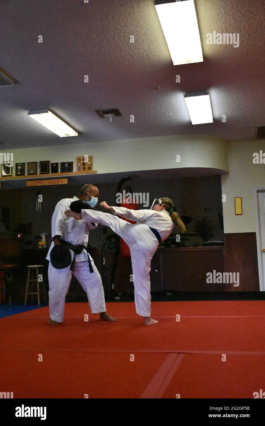 Cette action photo est de ma fille dans sa classe de karaté. Le karaté est un art martial qui met l'accent sur l'auto-discipline et d'aptitude. Banque D'Images