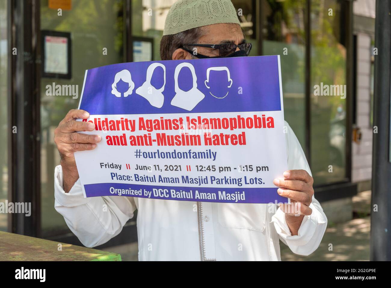 Toronto, Canada-11 juin 2021 : une marche contre la haine et l'islamophobie a eu lieu dans le Danforth en solidarité avec la famille tuée à London, en Ontario Banque D'Images