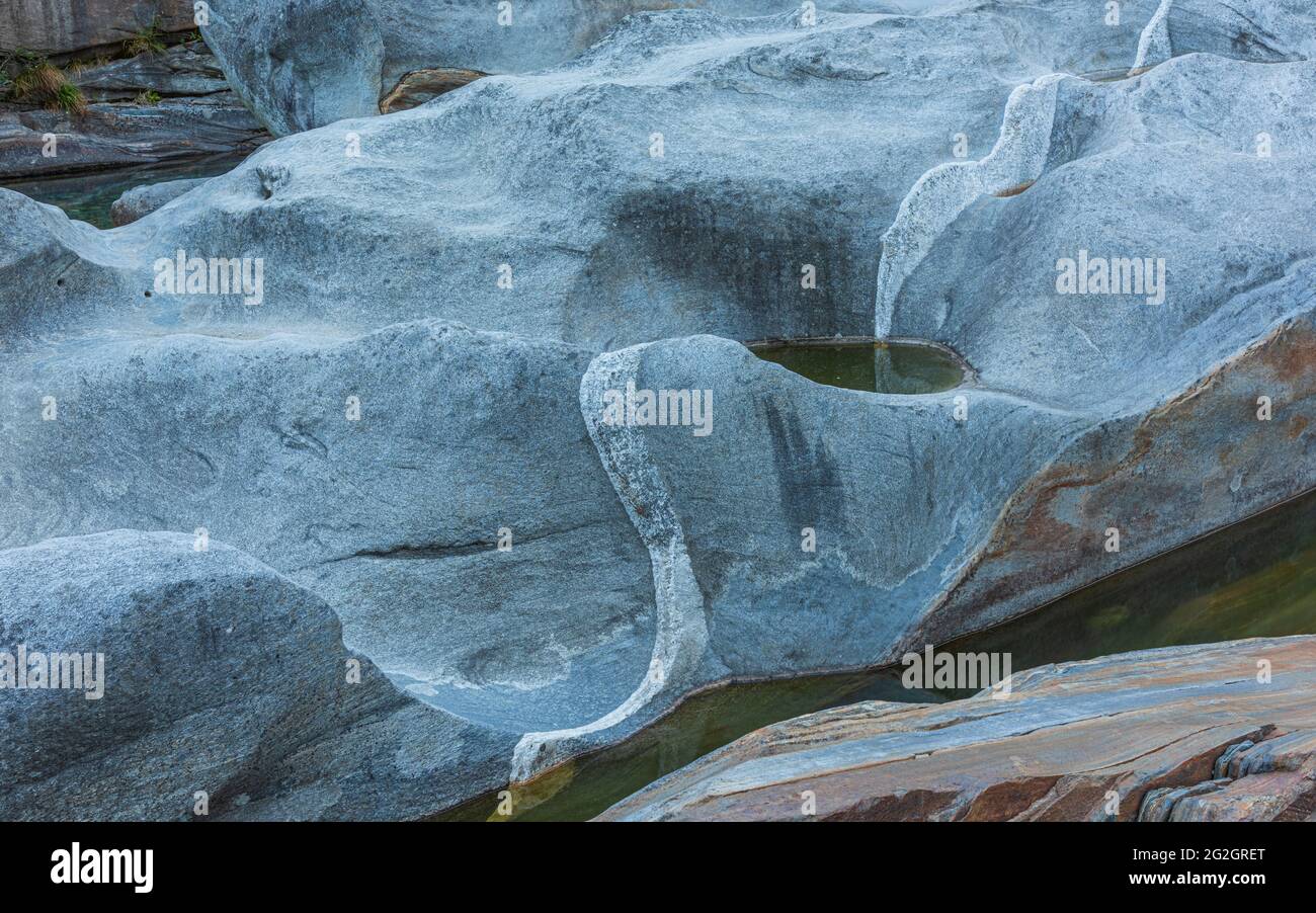 Impressions de Lastezzo dans la vallée de la Verzasca, district de Locarno, canton du Tessin en Suisse: Destination d'excursion populaire pour la randonnée, la plongée en rivière et la natation. Structures dans les rochers de granit, piscines d'eau. Banque D'Images