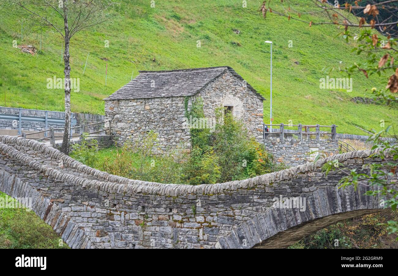 Impressions de Lastezzo dans la vallée de la Verzasca, district de Locarno, canton du Tessin en Suisse: Destination d'excursion populaire pour la randonnée, la plongée en rivière et la natation. Le célèbre Ponte dei Salti (pont de sauts). Banque D'Images