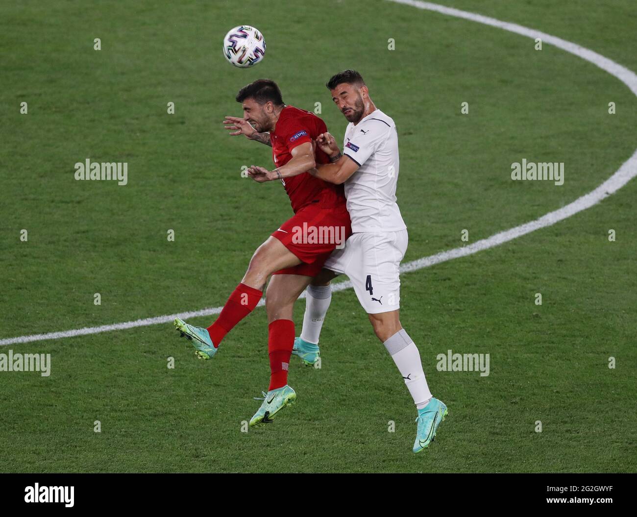 Rome, Italie, 11 juin 2021. Ozan Tufan de Turquie, défié par Leonardo Spinazzola d'Italie lors du match des Championnats d'Europe de l'UEFA 2020 au Stadio Olimpico, Rome. Crédit photo à lire: Jonathan Moscrop / Sportimage crédit: Sportimage/Alay Live News crédit: Sportimage/Alay Live News Banque D'Images