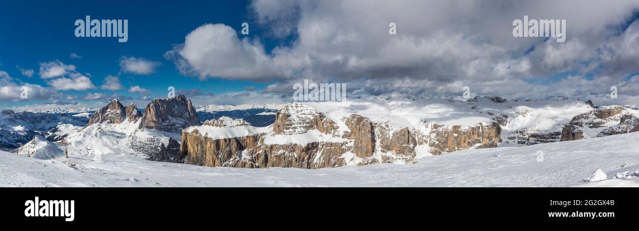 Panorama, vue depuis la terrasse Sass Pordoi, Grohmannspitze, 3126 m, Fünffinger, 2998 m, Langkofel, 3181 m, Piz Ciavazes, 2828 m, Piz Ciavazes, 2828 m, Piz Selva, 2941 m, chaîne de montagnes Sella, Col de Pordoi, Sellaronda, Tyrol du Sud, Haut-Adige, Dolomites, Italie, Europe Banque D'Images