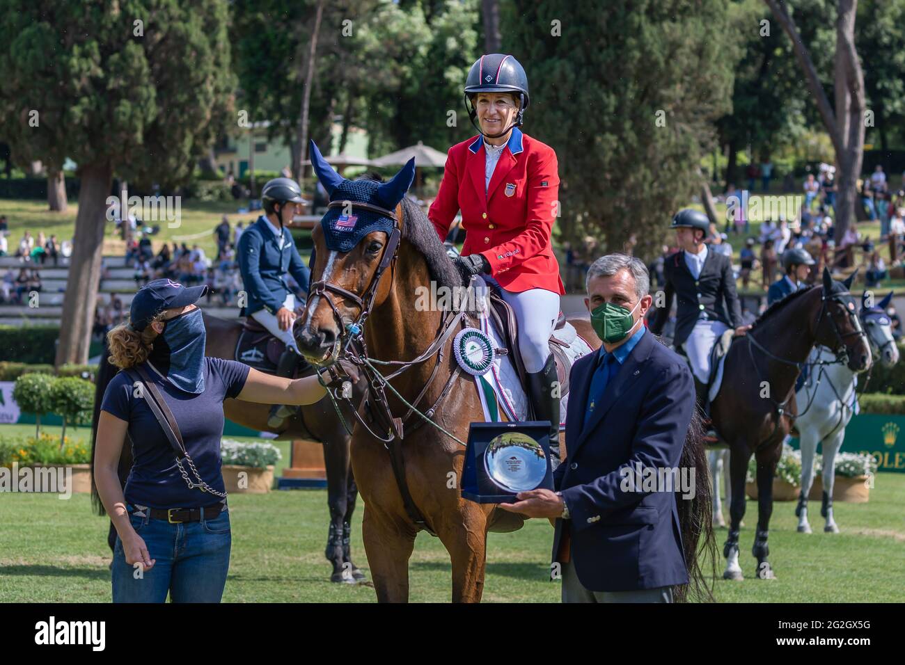 Rome, Italie - 30 mai 2021 : Laura Kraut (USA) en avant Baloutinue fête sa deuxième place au Grand Prix Rolex de Rome au 88e Maître CSIO 5 * Banque D'Images