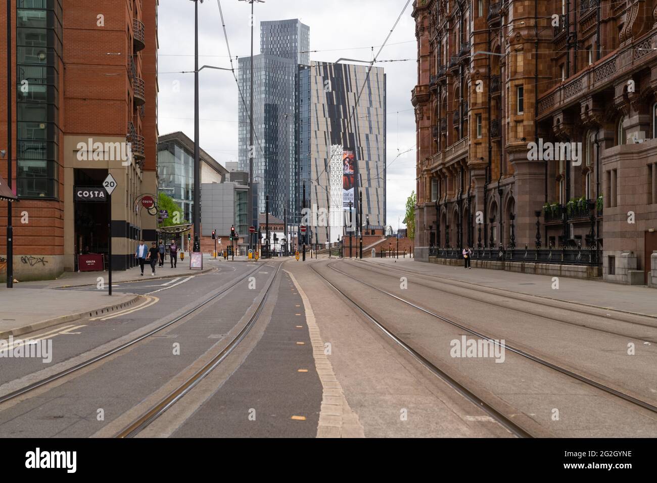 Tramway Metrolink sur Lower Moseley Street, Manchester, Angleterre Banque D'Images