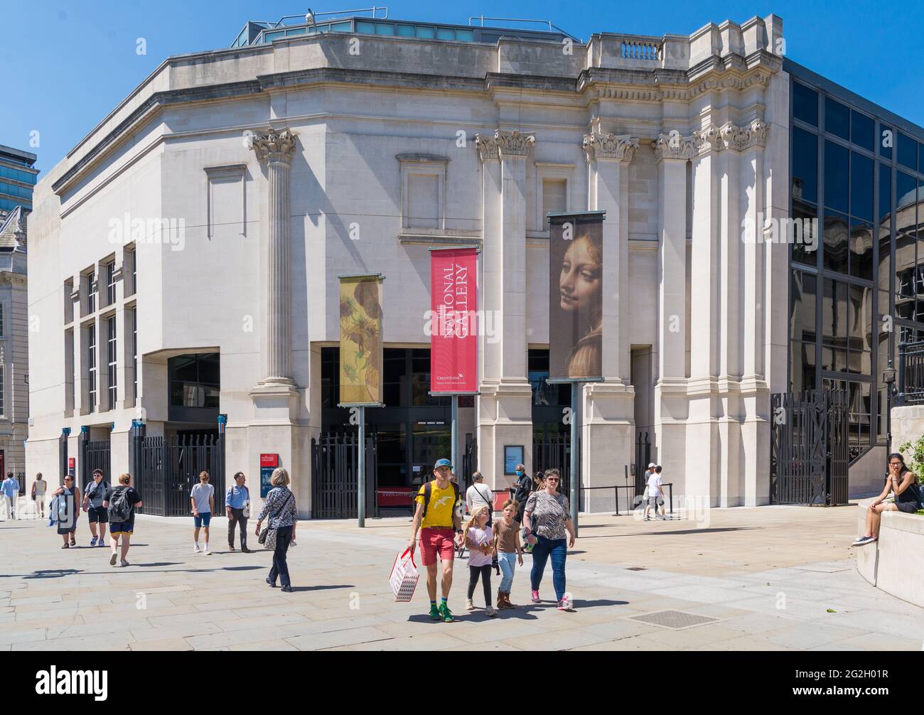 Les gens de l'extérieur et des environs passent par l'aile Sainsbury de la Galerie nationale. Londres, Angleterre, Royaume-Uni Banque D'Images