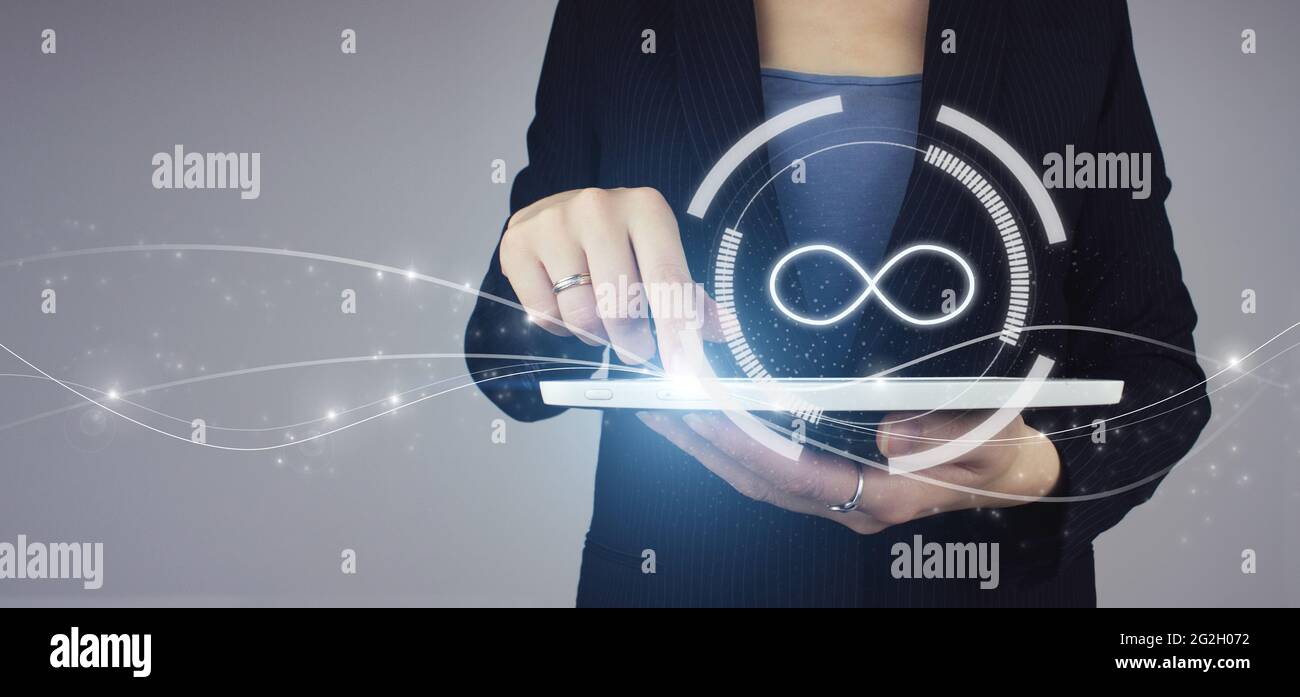 Concevoir pour réutiliser et utiliser des ressources de matériaux renouvelables. Tablette blanche en main femme d'affaires avec symbole numérique de l'hologramme infini sur fond gris. L'inf Banque D'Images Concevoir pour réutiliser et utiliser des ressources de matériaux renouvelables. Tablette blanche en main femme d'affaires avec symbole numérique de l'hologramme infini sur fond gris. L'inf Banque D'Images