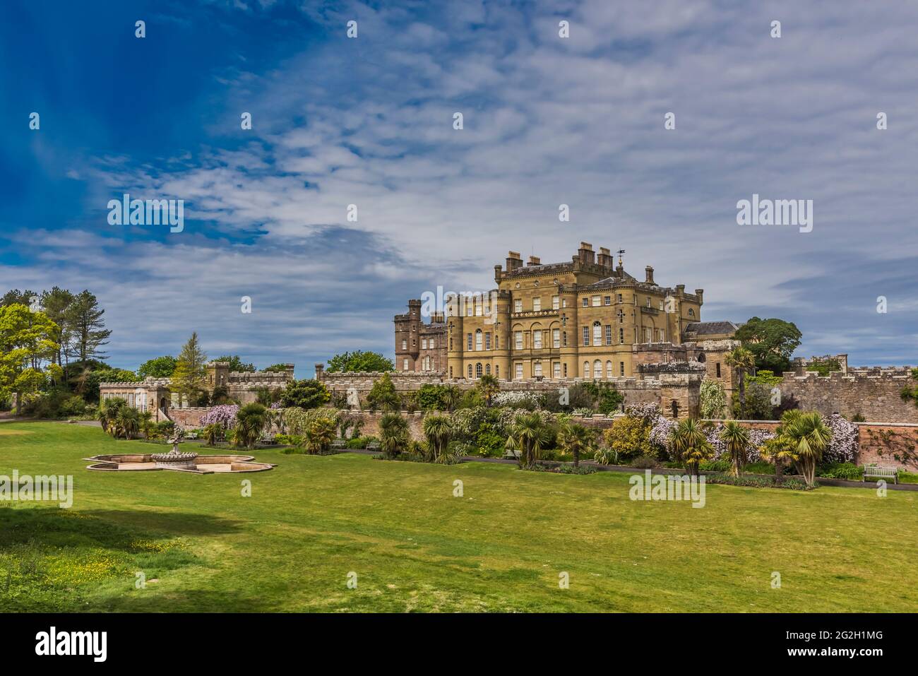 Écosse. Vue sur le château de Culzean depuis le jardin clos et le jardin de la fontaine. Banque D'Images