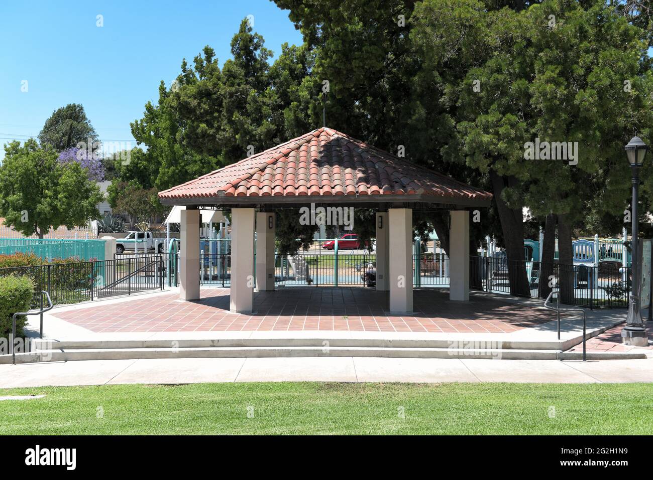 BREA, CALIFORNIE - 9 JUIN 2021 : le kiosque Ralph Barns dans le parc de l'hôtel de ville, avec le terrain de jeu en arrière-plan. Banque D'Images