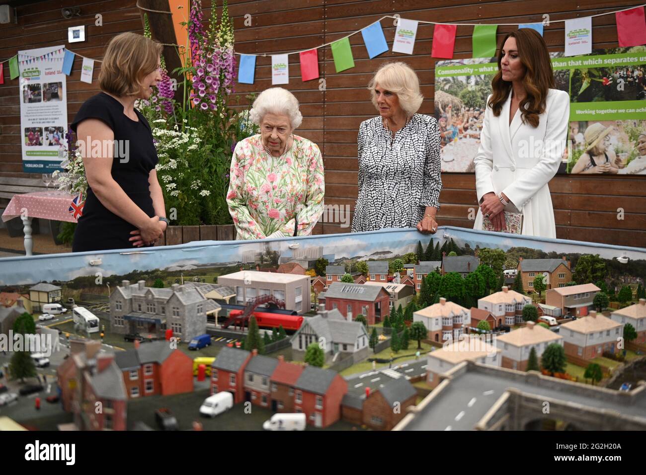 Lindsey Brummitt, directrice du programme à Eden Project, présente un modèle à grande échelle des grands déjeuners qui ont eu lieu au fil des ans à la reine Elizabeth II, La duchesse de Cornouailles et la duchesse de Cambridge lorsqu'ils assistent à un événement au projet Eden pour célébrer l'initiative du Big Lunch, au cours du sommet du G7 à Cornouailles. Date de la photo: Vendredi 11 juin 2021. Banque D'Images