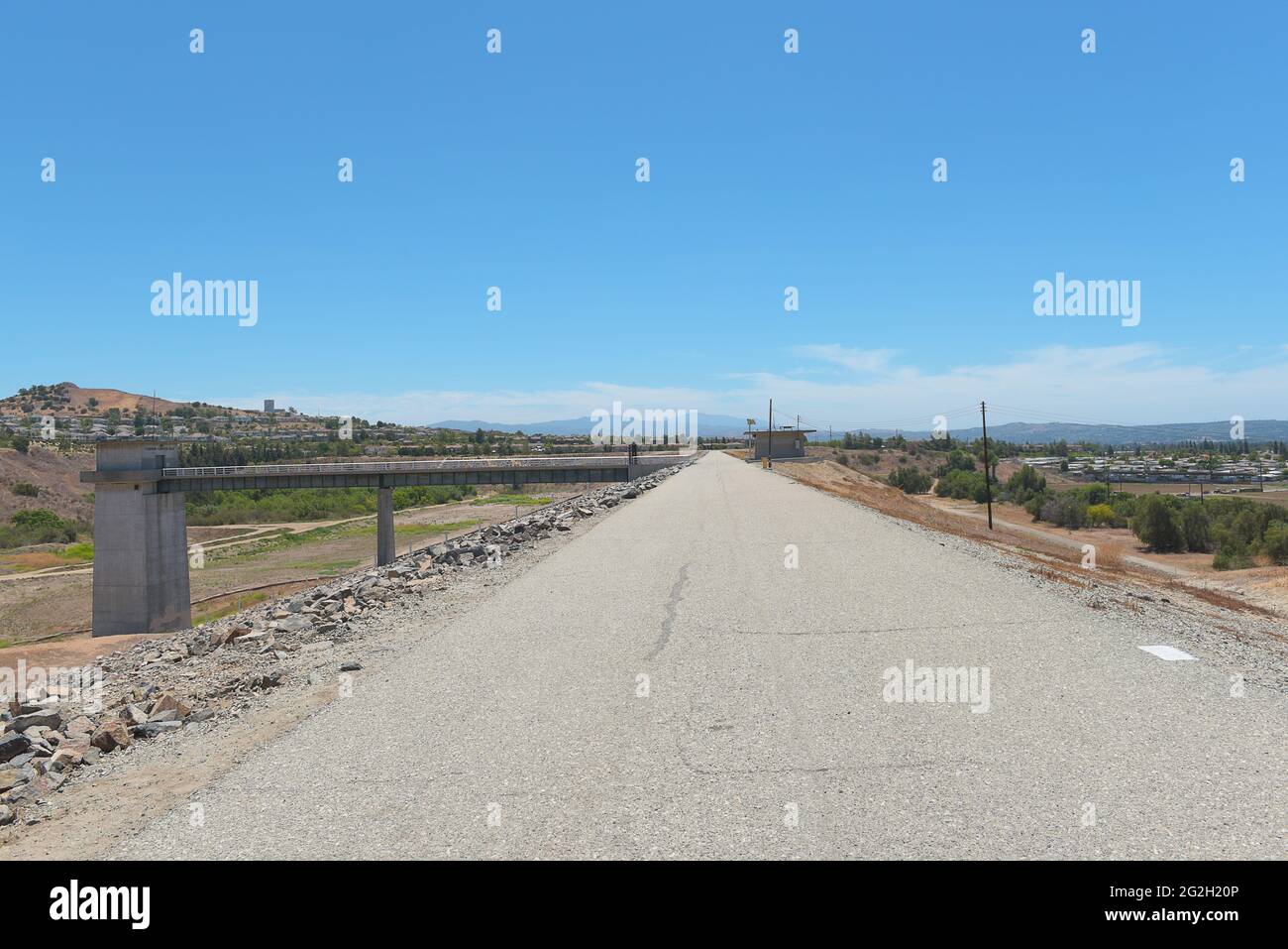 BREA, CALIFORNIE - 9 JUIN 2021 : route au sommet du barrage de Carbon Canyon, construite en 1959 en réponse à la croissance d'Orange Countys et à son besoin de contub Banque D'Images