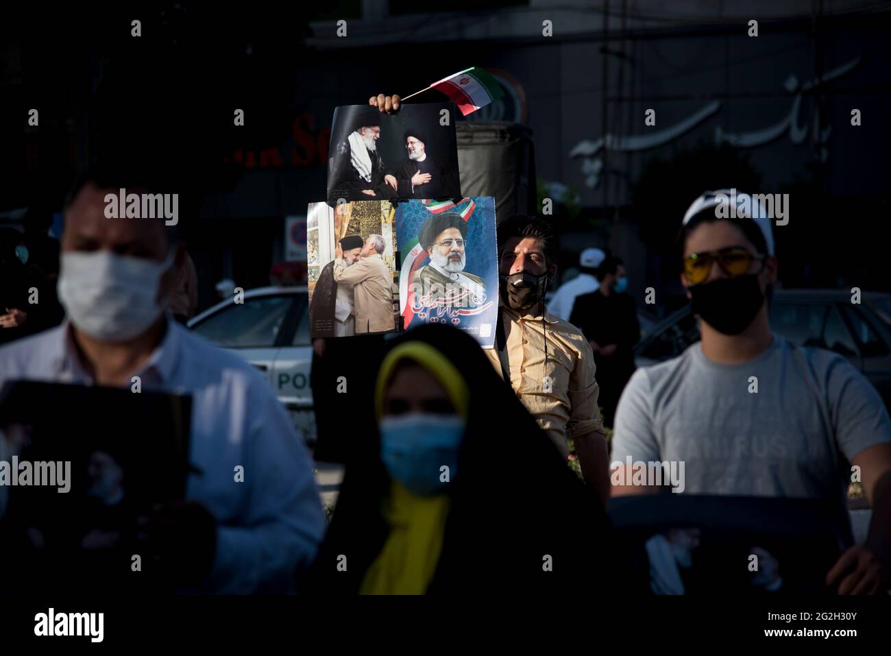 Téhéran, Iran. 11 juin 2021. Un homme est le porte-affiche du dirigeant suprême de l'iran, l'ayatollah Khamenei et un politicien conservateur, le chef du système judiciaire iranien et le candidat aux élections présidentielles iraniennes de juin 18, Ebrahim Raisi, lors du rassemblement des partisans d'Ebrahim Raisi, au centre de Téhéran. (Photo de Sobhan Farajvan/Pacific Press) crédit: Pacific Press Media production Corp./Alay Live News Banque D'Images