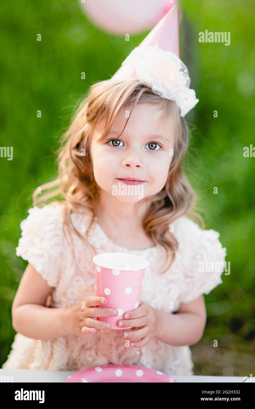 Joyeux Anniversaire Petite Fille Au Decor Rose Dans Un Beau Jardin Enfant Mange Un Gateau De Rose Joyeux Anniversaire Decoration Coloree Pastel A L Exterieur 4 Ans Photo Stock Alamy