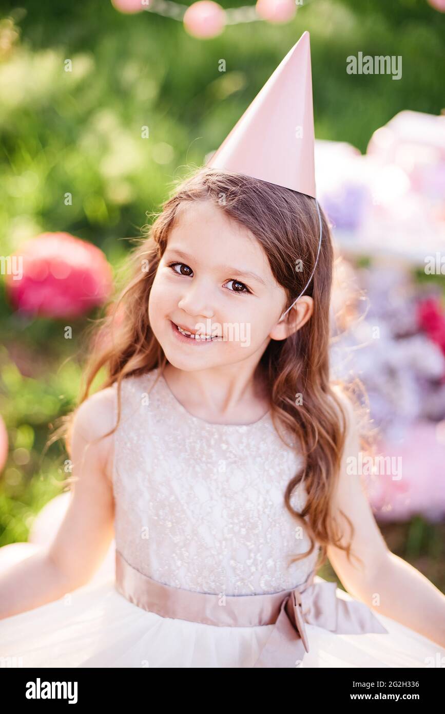 Joyeux Anniversaire Petite Fille Avec Boite Cadeau Dans Un Beau Jardin Enfant Mange Un Gateau De Rose Joyeux Anniversaire Decoration Coloree Pastel A L Exterieur 4 Ans K Photo Stock Alamy