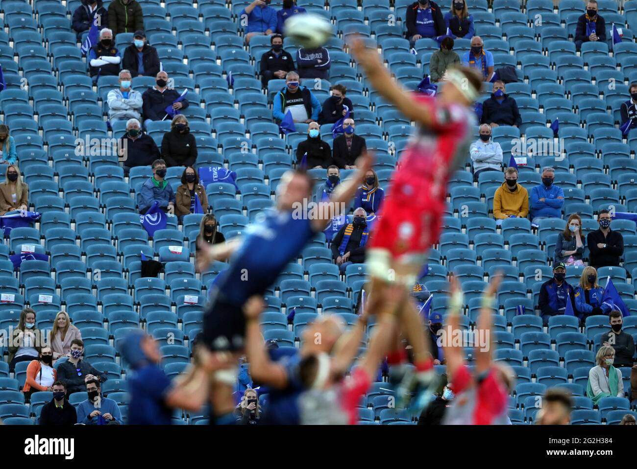 Les fans regardent l'action pendant le match de la coupe arc-en-ciel Guinness PRO14 au RDS Arena, Dublin. Date de la photo : vendredi 11 juin 2021. Banque D'Images