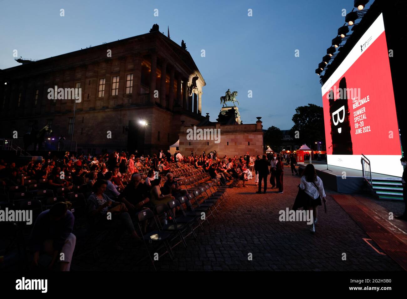 Berlin, Allemagne. 11 juin 2021. Les invités attendent la projection du film 'Memory Box' au 71e Festival International du film de Berlin. Credit: Axel Schmidt/Reuters/Pool/dpa/Alamy Live News Banque D'Images