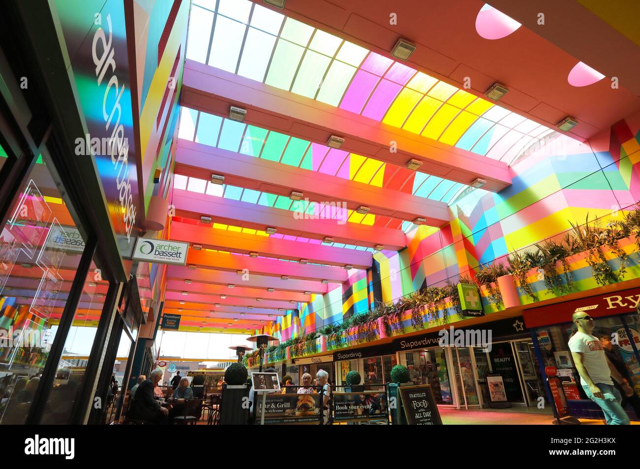 Hertford Street avec une installation d'art coloré par Morag Myerscough, pour les célébrations de la ville de la Culture du Royaume-Uni 2021 de Coventry. Banque D'Images