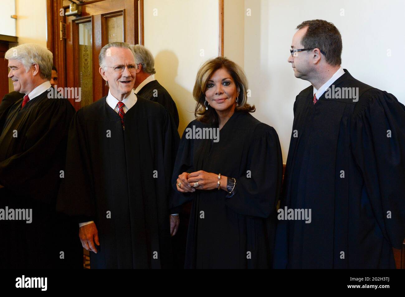 Eva Guzman, juge à la Cour suprême du Texas, est présentée à la cérémonie de l'État de la magistrature au Capitole du Texas le 6 mars 2013. Guzman, la première femme hispanique à siéger à la Cour suprême du Texas, a démissionné de son poste et on lui dit qu'elle envisageait de contester le procureur général Ken Paxton. Banque D'Images