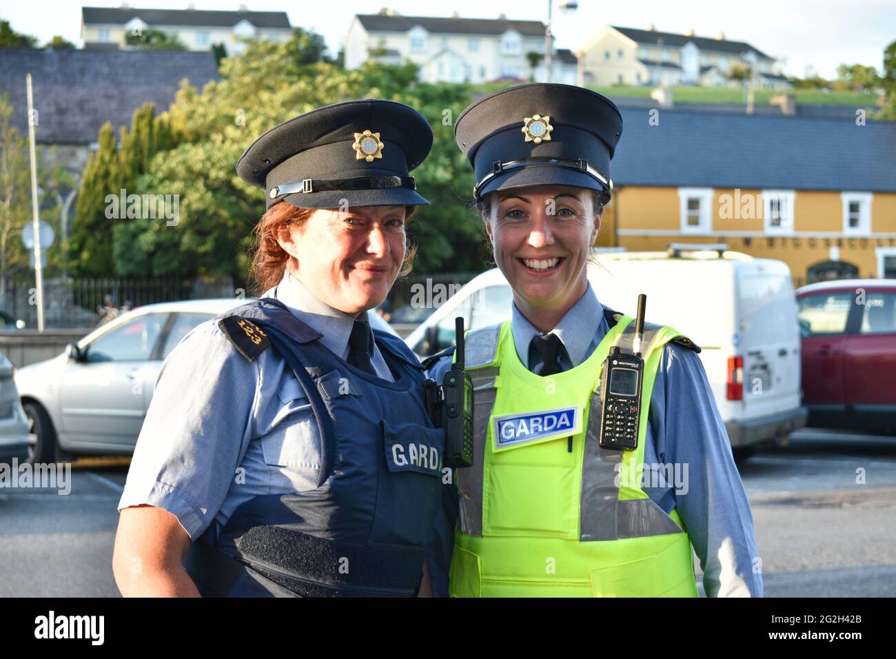 Bantry, West Cork, Irlande. 11 juin 2021. Les habitants de la région et les vacanciers d'Irlande apprécient les repas en plein air, car le temps est ensoleillé cette semaine, en compagnie de sa collègue Danielle, Gardai Bridget. Crédit : Bantry Media/Alamy Live News Banque D'Images