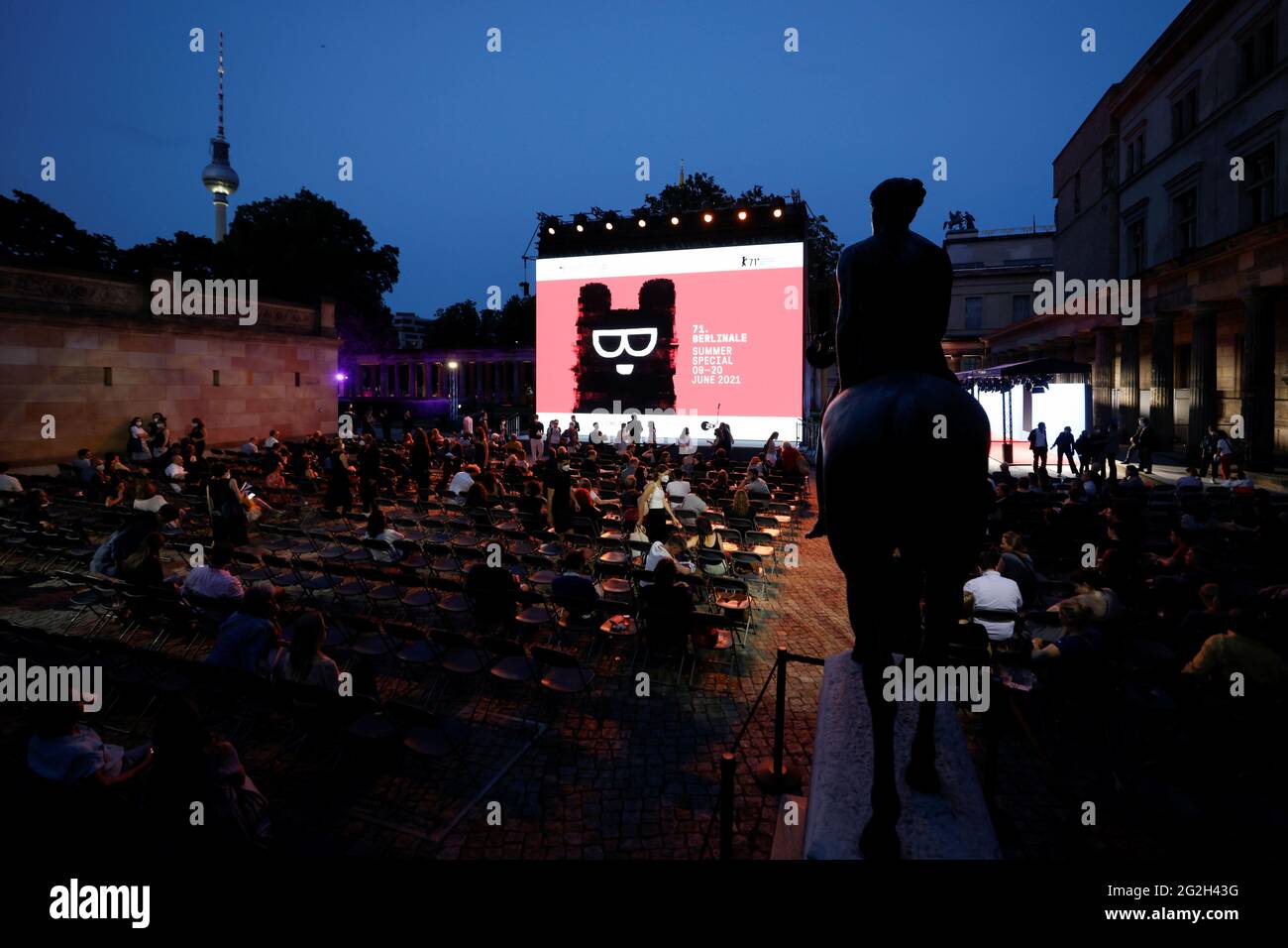 Berlin, Allemagne. 11 juin 2021. Les invités attendent la projection du film 'Memory Box' au 71e Festival International du film de Berlin. Credit: Axel Schmidt/Reuters/Pool/dpa/Alamy Live News Banque D'Images